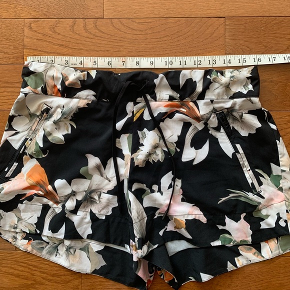 🌸ATHLETA PAPER FLOWERS PRINTED HUDSON SHORTIE-12🌸 - Picture 6 of 12